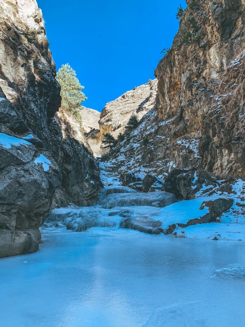 Foto profissional grátis de cênico, céu azul claro, com frio