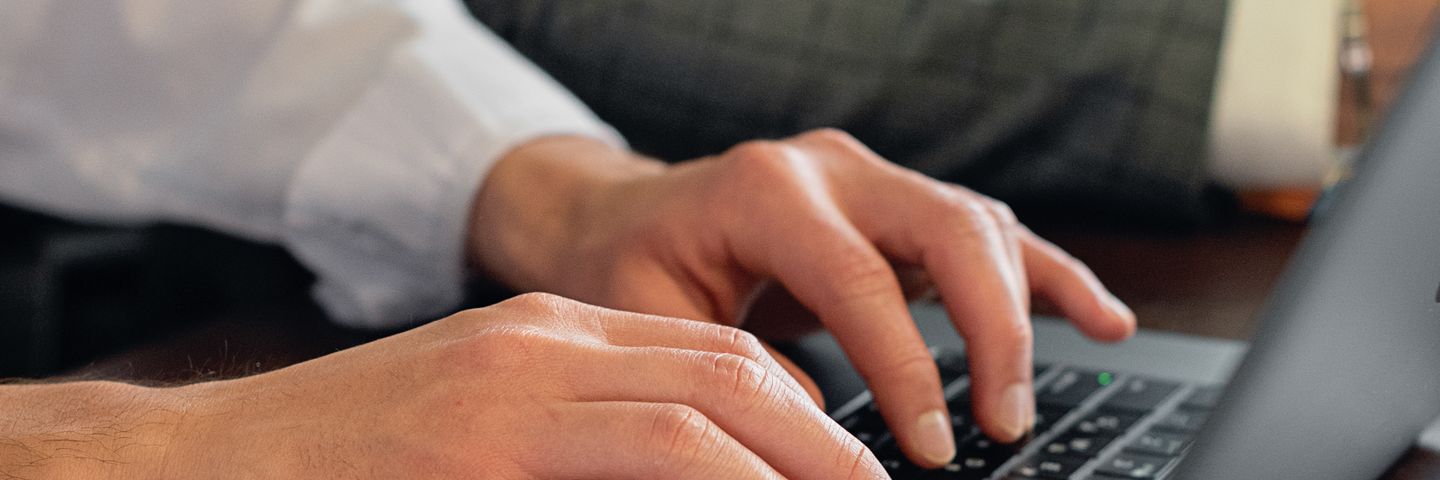 オフィスでの資料作成・検討作業のイメージ写真