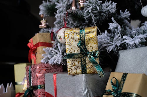 Foto stok gratis hadiah dibungkus, memamerkan, pohon Natal