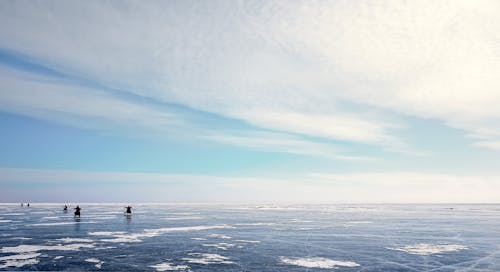 Photo De Cinq Personnes Sur Un Champ De Glace