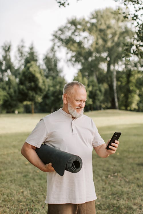 adam, cep telefonu, cep telefonu kullanarak içeren Ücretsiz stok fotoğraf