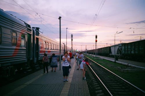 Foto stok gratis halte kereta, jalan kereta api, kendaraan umum