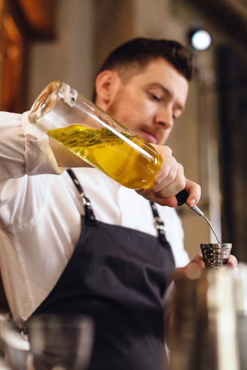 Fotobanka s bezplatnými fotkami na tému alkoholová fľaša, barmanské, človek