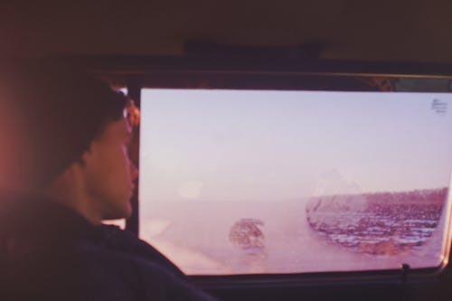 Darmowe zdjęcie z galerii z czapka beanie, mężczyzna, okno samochodu