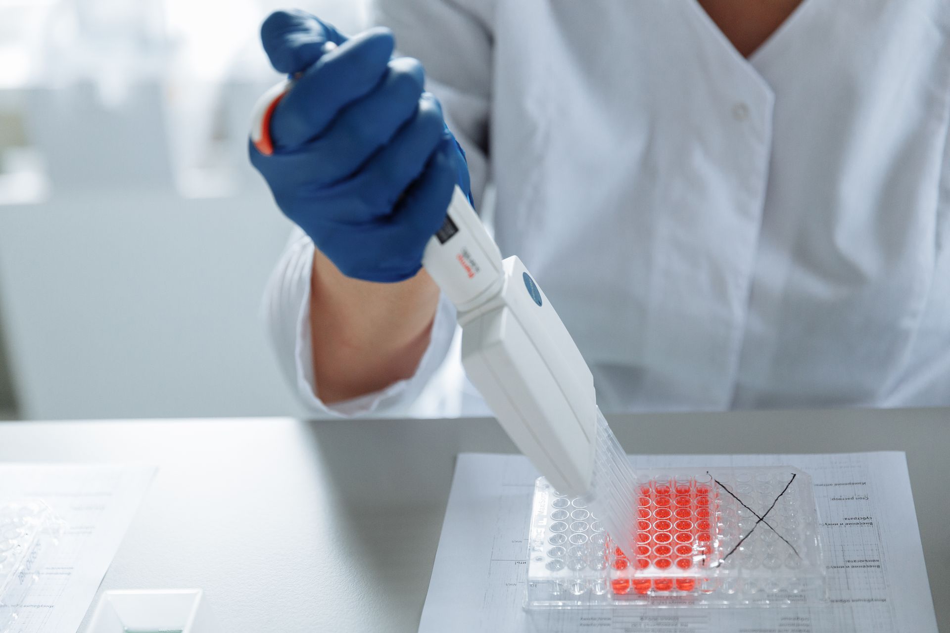Un científico realizando una investigación genética en un laboratorio