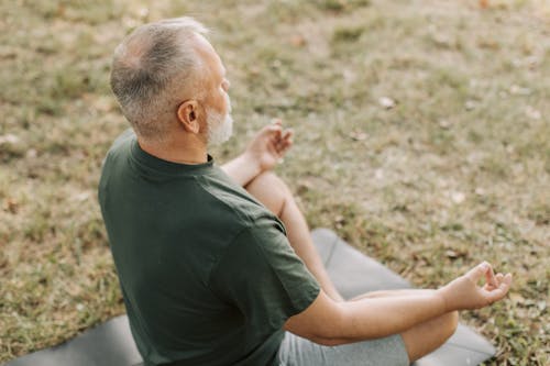 Kostnadsfri bild av åldrande positivt, äldre, asana