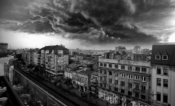 布加勒斯特的城市景观呈现黑白色调，上空笼罩着巨大的风暴云