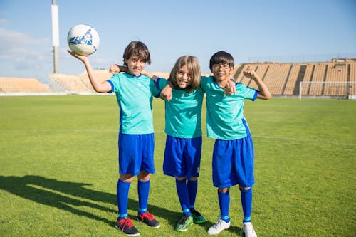 grátis Foto profissional grátis de bola de futebol, calções azuis, camisa turquesa Foto profissional