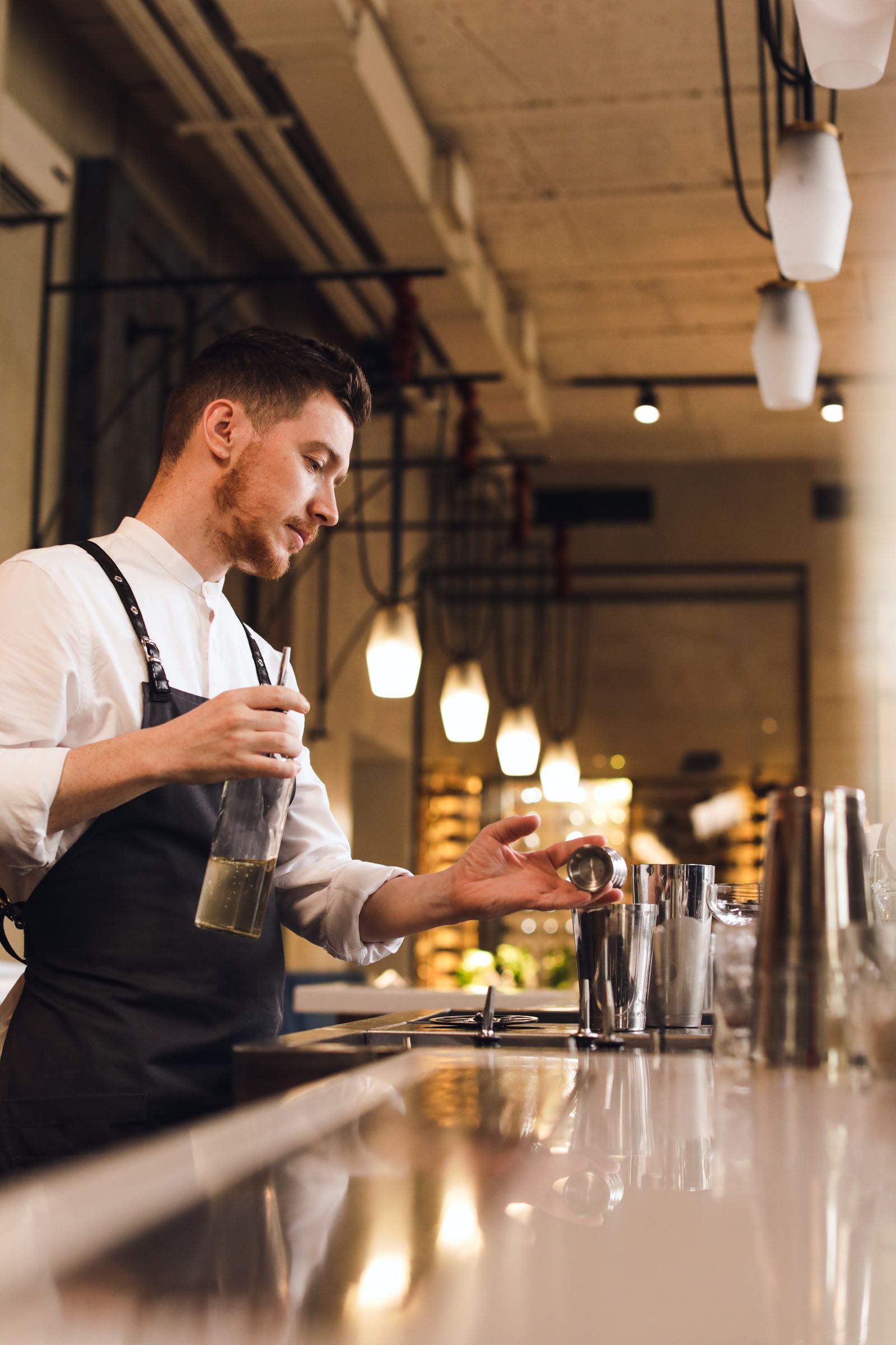 Bartender prepara un cocktail al bancone
