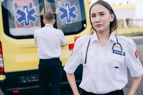 Foto d'estoc gratuïta de ambulància, assistir, dona