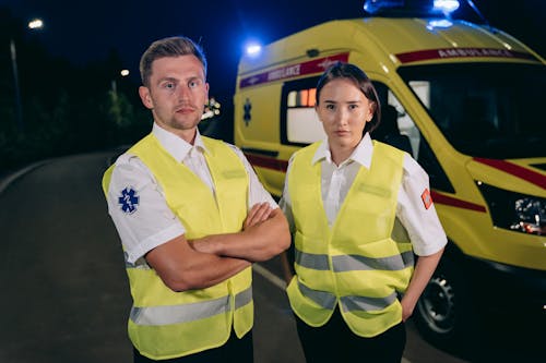 Kostnadsfri bild av ambulans, fordon, ha på sig