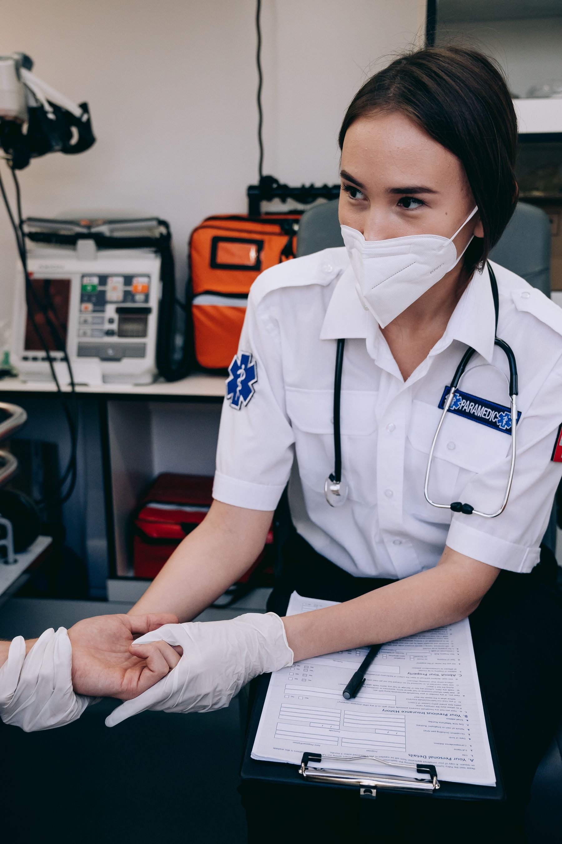 Equipo de atención prehospitalaria durante una práctica