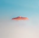 日落时分，宁静天空中有一朵粉红色云的极简主义图像