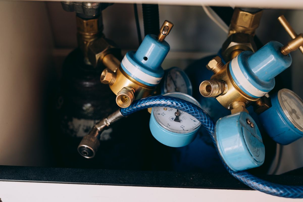 Oxygen regulators and pressure gauges to inspect before accepting a rented medical cylinder