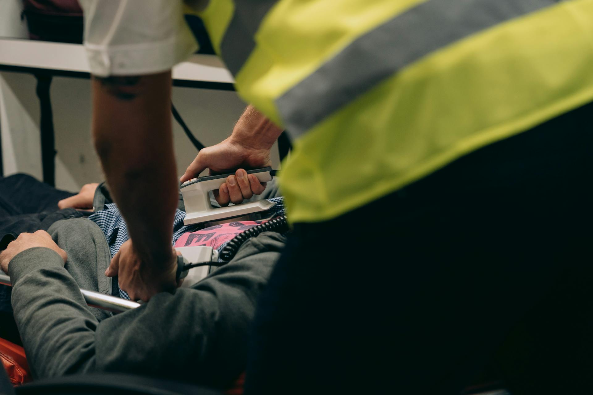 Un sauveteur sauve un patient