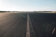 在荷兰乌得勒支，一条空旷的道路在蔚蓝的天空下延伸向远方