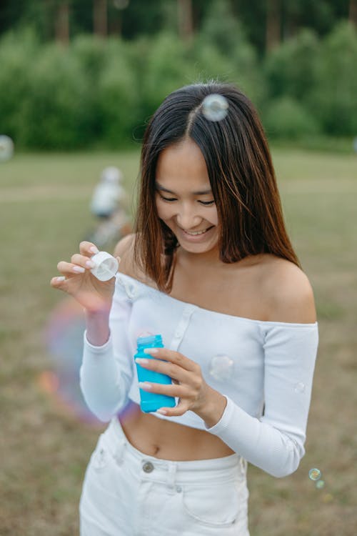 Foto stok gratis bahu terbuka, bermain, botol