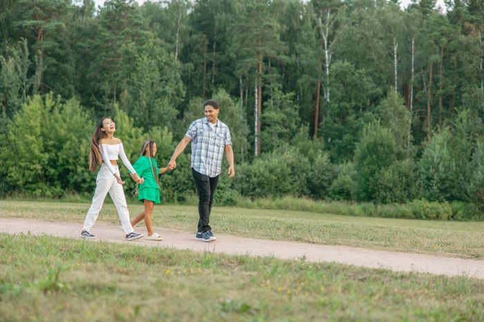Familia disfrutando de una caminata en el parque