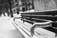 冬季，多伦多公园里一张白雪皑皑的长凳，尽显城市的宁静