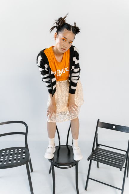10. Rok Plisket dan Kaos: Kekinian dan Playful 10. Rok Plisket dan Kaos: Kekinian dan Playful