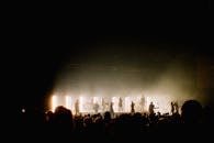 剪影表演者借助戏剧性的舞台灯光，为音乐会观众注入了活力