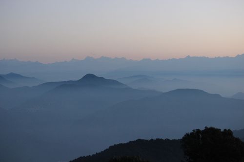 Free Breathtaking view of misty mountains during dawn, capturing serene nature and tranquility. Stock Photo
