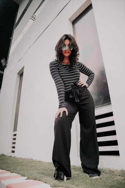 Calça preta pantalona com uma blusa listrada, e tênis pra deixar tudo mais leve. Hoje me sinto muito bem assim.
#lookdodia #black #pants #sneakers