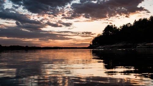 Gratis lagerfoto af dramatisk himmel, flod, horisont