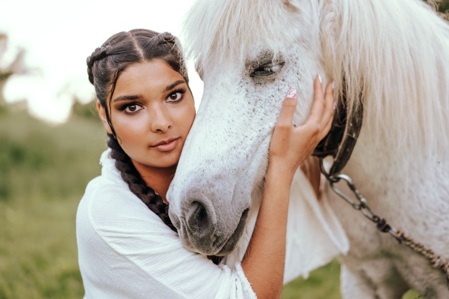 Camille Delorme, cavalière et journaliste équestre, avec un cheval