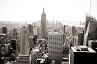 这张鸟瞰图展现了曼哈顿标志性的天际线，以单色的帝国大厦为特色