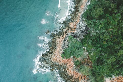 Foto profissional grátis de corpo d'água, costa rochosa, fotografia aérea