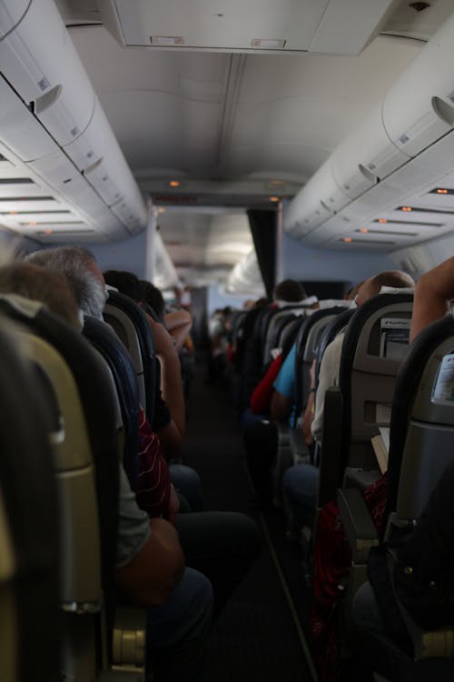 garçon assis dans un avion à l'aide d'une tablette 2022347 Photo
