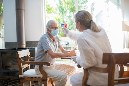 Foto profissional grátis de assistência médica, cadeira, checar