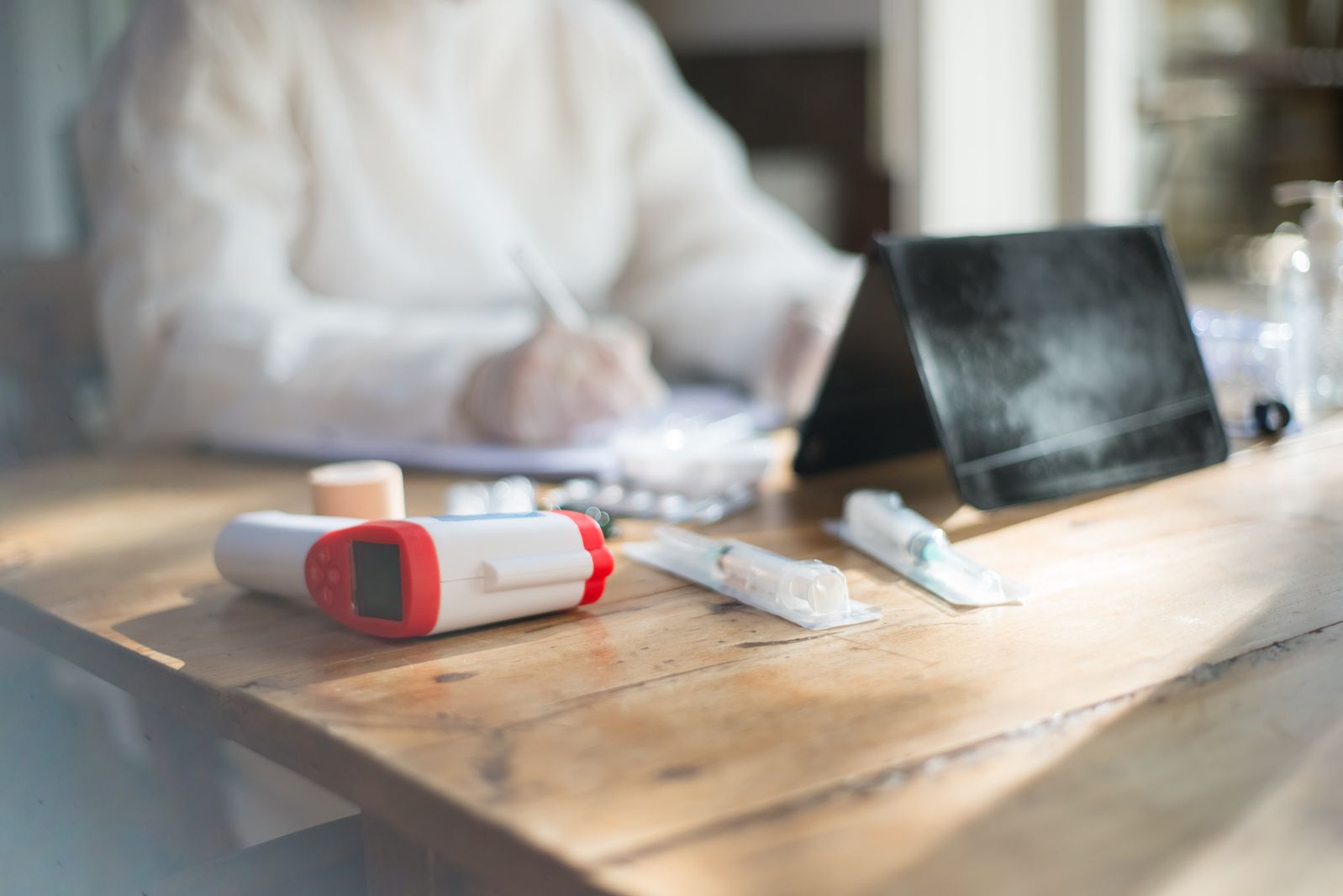 Médico utilizando assistente de IA para anotações clínicas durante consulta