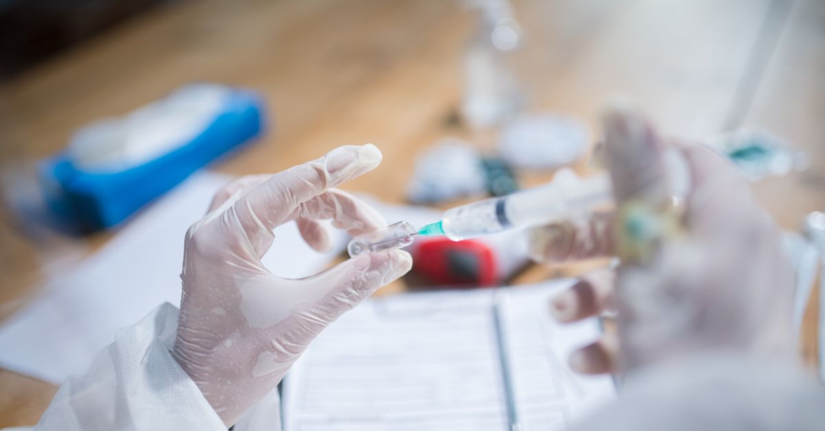 Vancomycin (Υδροχλωρική Βανκομυκίνη): Χρήσεις, Παρενέργειες & Αλληλεπιδράσεις
