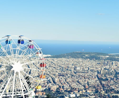 Ruota Panoramica Bianca Vicino Al Paesaggio Urbano