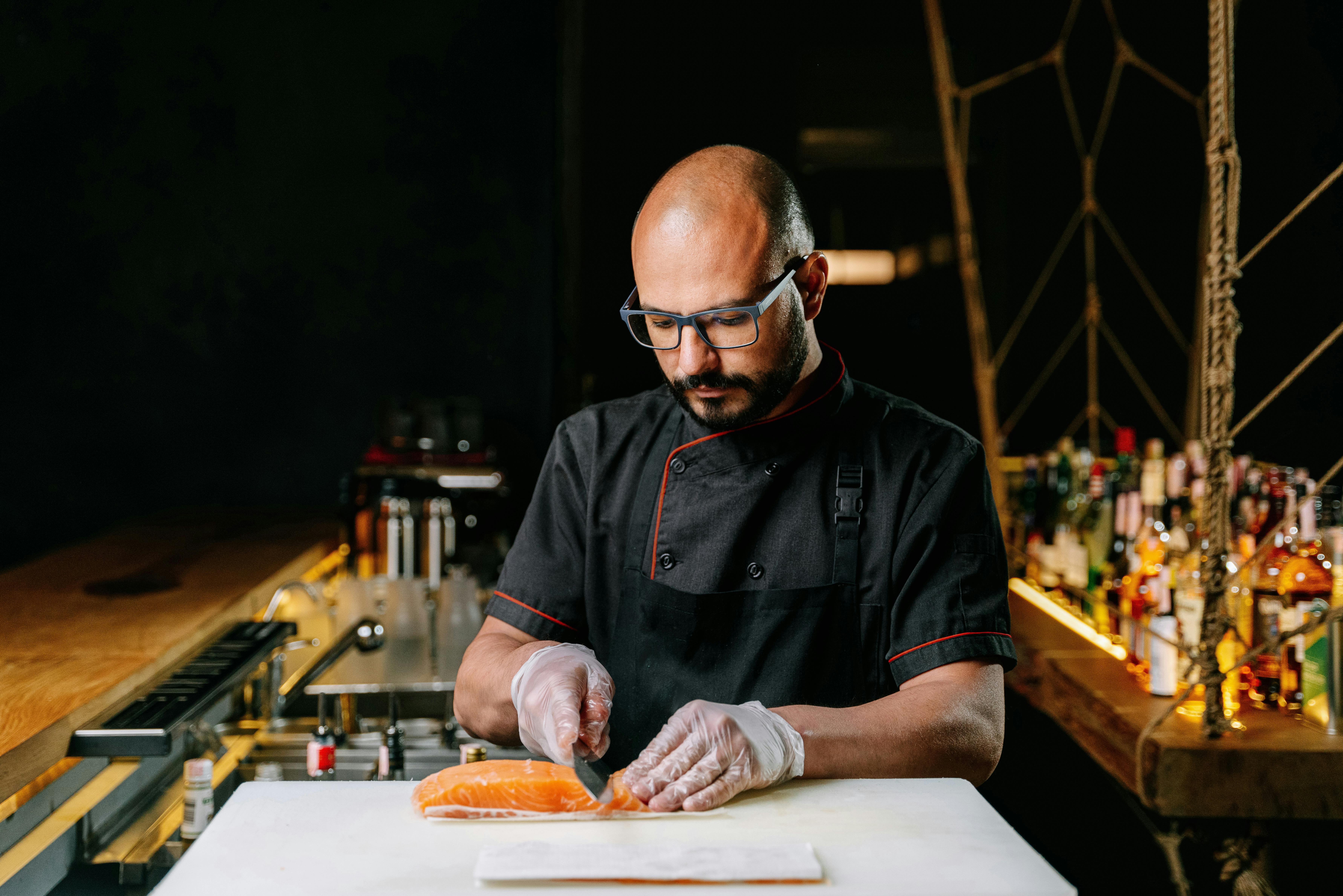 Foto de stock gratuita sobre calvo, chef, cocina, comida, crudo, gafas,  hombre, fotos de personas, plato, preparación de comida, rebanar, salmón,  sashimi