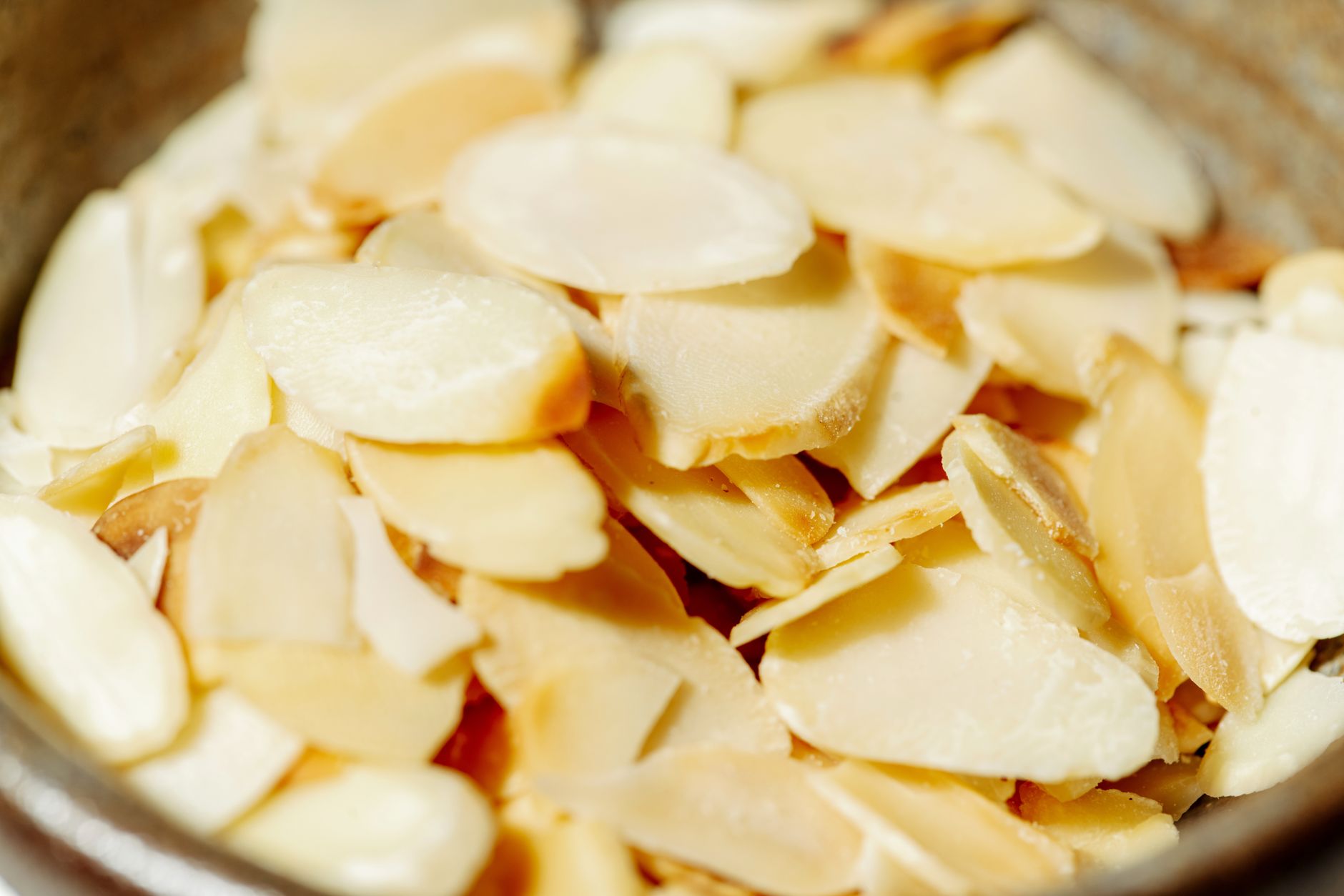 High-protein σνακ για βραδινή λιγούρα, 15 επιλογές με θερμίδες, ίνες, και χαμηλή ζάχαρη 1 Αμύγδαλα σε μπολ, ιδέα για topping σε σνακ