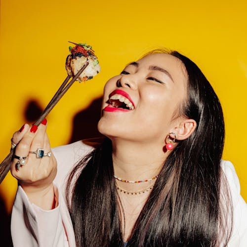 Ücretsiz ağız, Asyalı kadın, Çin yemek çubukları içeren Ücretsiz stok fotoğraf Stok Fotoğraflar