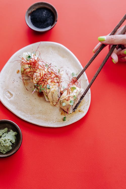 Ücretsiz Asya yemeği, beyaz tabak, Çin yemek çubukları içeren Ücretsiz stok fotoğraf Stok Fotoğraflar