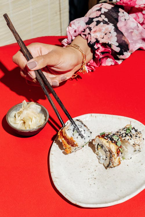 Ücretsiz Çin yemek çubukları, dikey atış, el içeren Ücretsiz stok fotoğraf Stok Fotoğraflar
