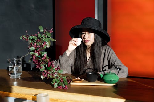 Gratis lagerfoto af asiatisk kvinde, blomster, bord