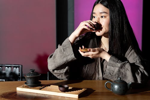 Gratis lagerfoto af asiatisk kvinde, bord, Drik