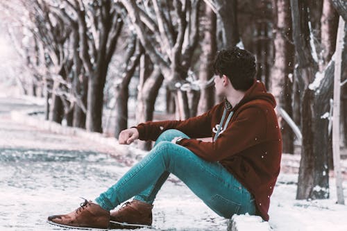 Người đàn ông Ngồi Trên Mặt đất Với Tuyết