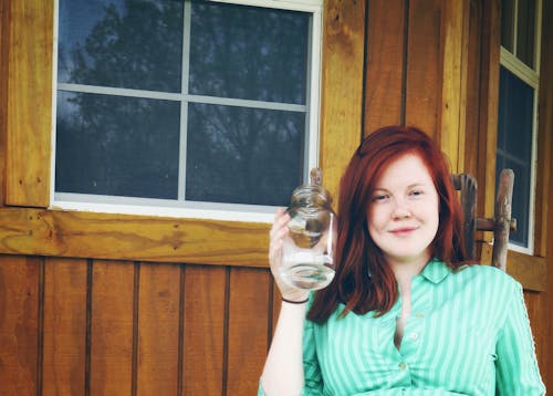 Vrouw In Groene Knop Omhoog Collared Shirt Met Helder Glas