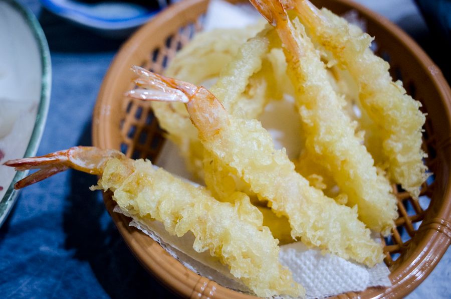 Tempura de gambas — fritura ligera y crujiente servida en cesta de mimbre