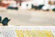 圣经特写，文本高亮，背景模糊以突出版权信息