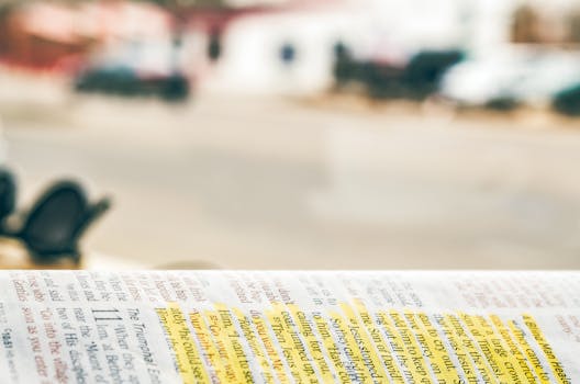 圣经特写，文本高亮，背景模糊以突出版权信息