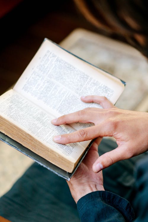 Fotobanka s bezplatnými fotkami na tému Biblia, držanie, otvorená kniha