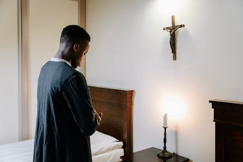 Kostenloses Stock Foto zu afroamerikanischer mann, beten, christian